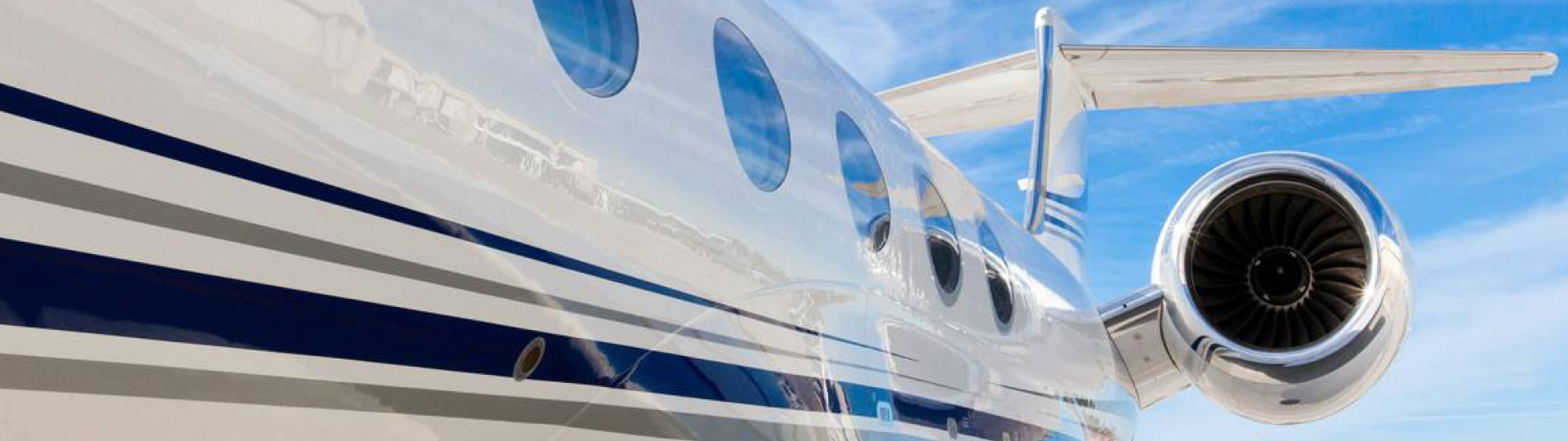 Close-up of G550 idles on tarmac at Corporate Wings FBO location in South Bend, Indiana